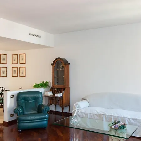 Dora Trevi 아파트